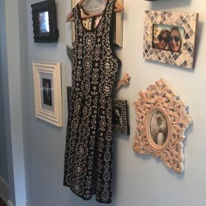 Adorable sleeveless knit dress.